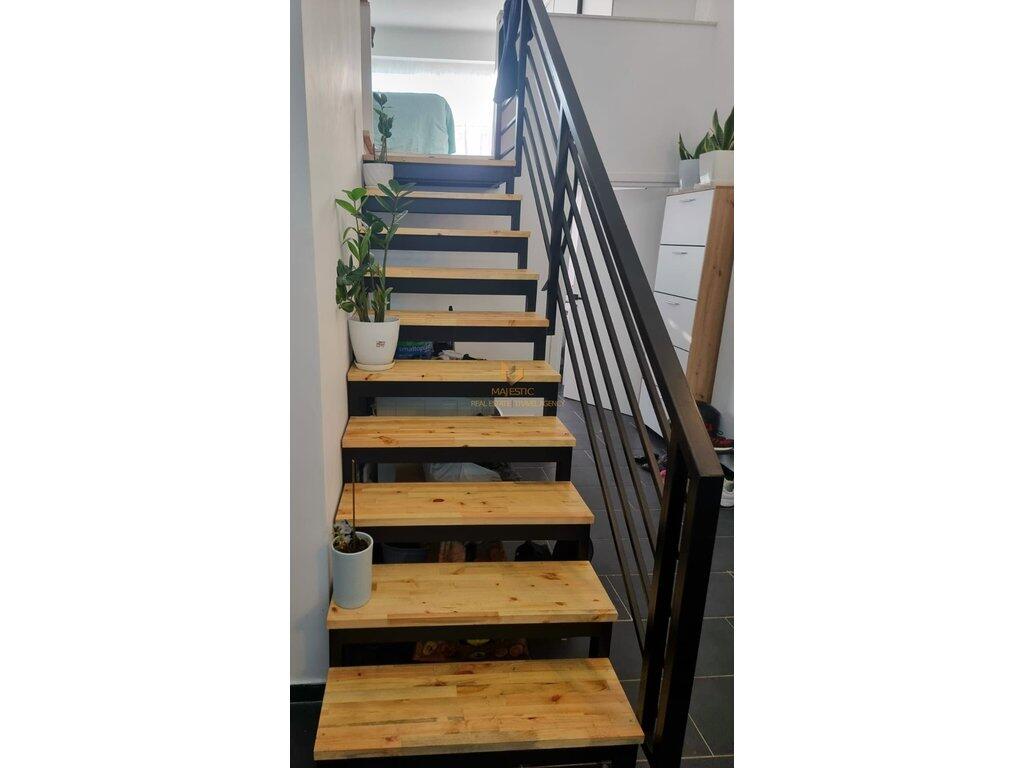Vendesi unità convertita in appartamento di tipo duplex (2+1) in via Eduard Mano (alla fine della strada).