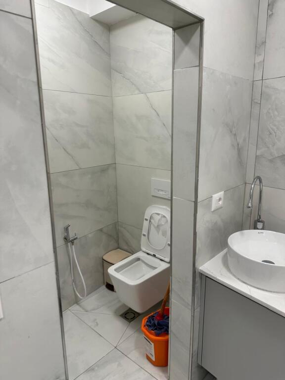 Jepet magazine 450 m2 me qera tek rr Jordan Misja