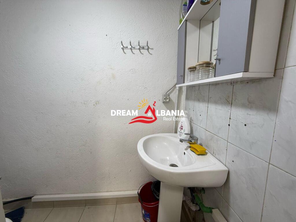 Dyqan me qera tek kryqezimi te Komuna e Parisit, prane Vodafone (ID 42711104)