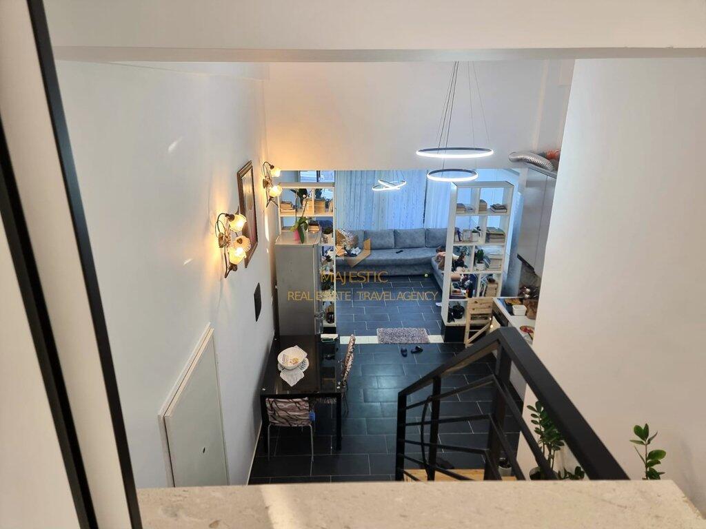 Vendesi unità convertita in appartamento di tipo duplex (2+1) in via Eduard Mano (alla fine della strada).