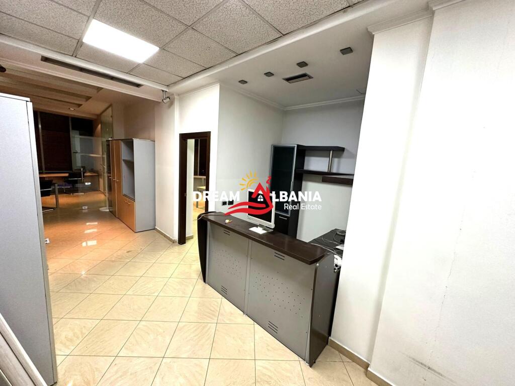 Zyre me qera open space ne zonen e Zogut Zi buze rruges ne Tirane (ID 4261965)