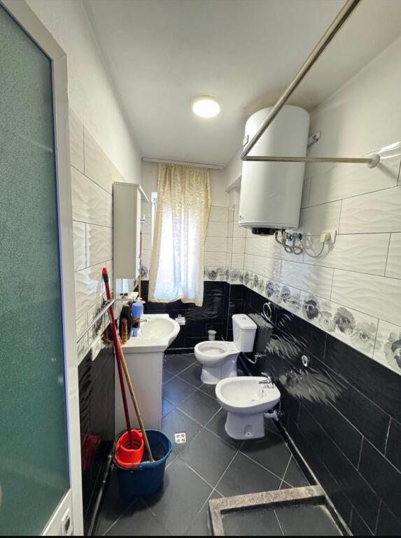 At the United School Crossroads, Imer Ndregjoni Street near Credins Bank, a 1+1 apartment is for sale for €115,000.