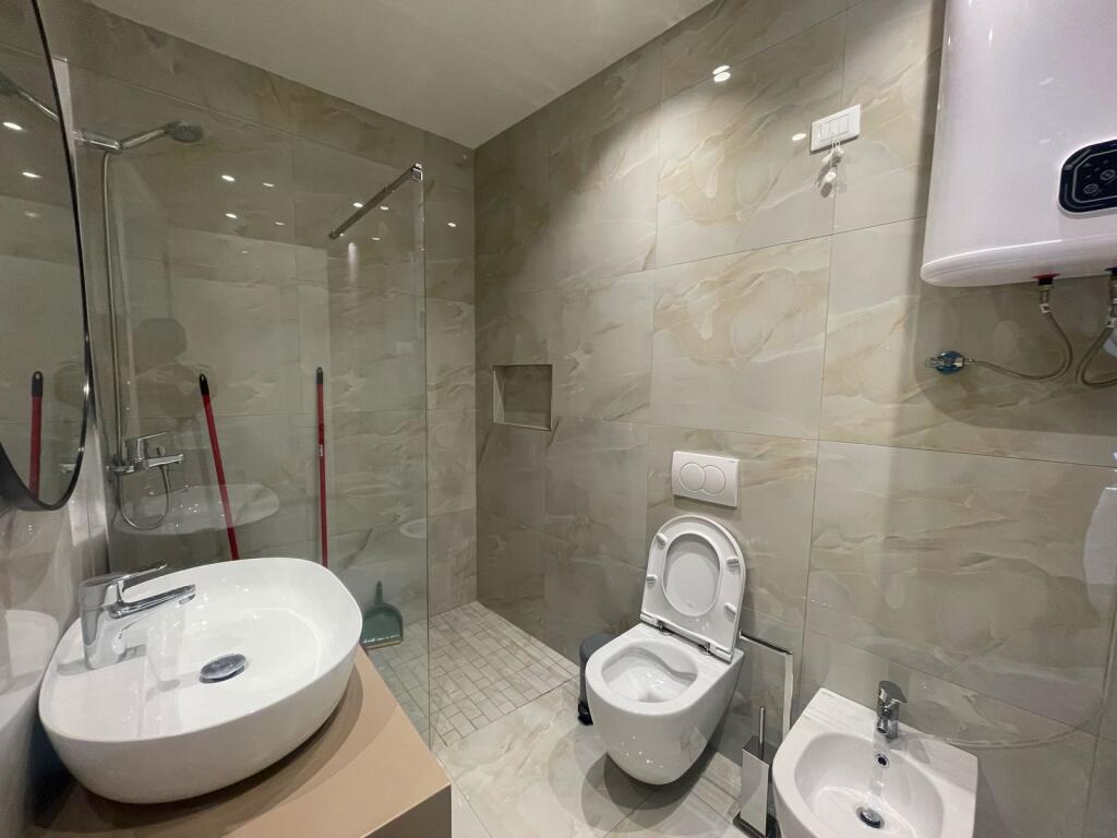 Jepet me qira zyre 2+1 tek Lake View Residence