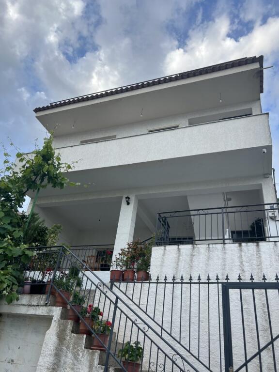 A 2+1 apartment is available for rent in Shkoze, Ali Shefqeti Street.