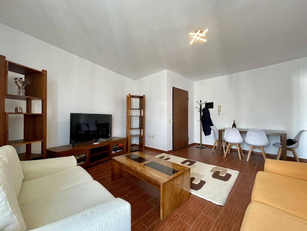 Jepet me QIRA apartament 2+1 tek Qendra "Kristal", Komuna e Parisit
