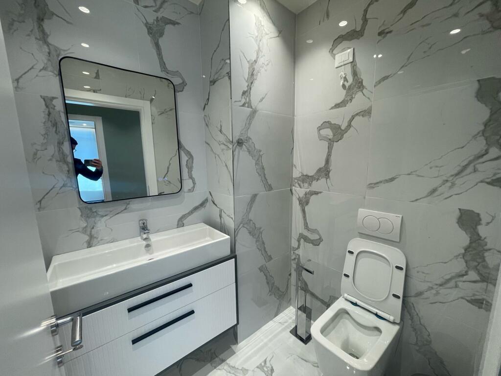 Jepet me qira zyre 2+1 tek Lake View Residence
