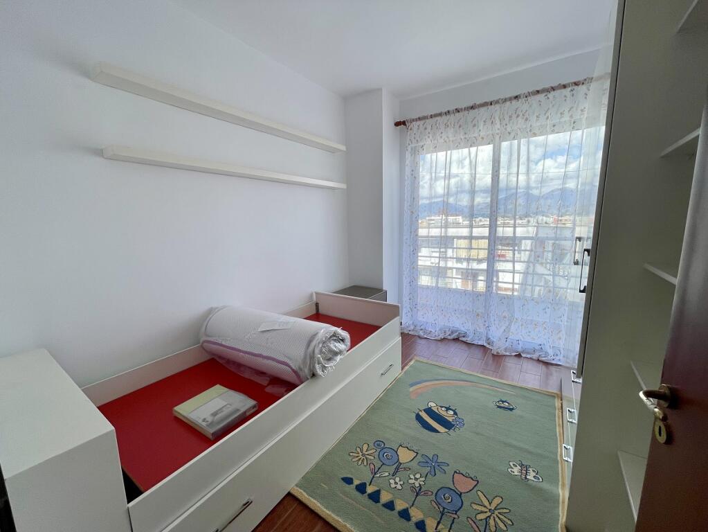 Jepet me QIRA apartament 2+1 tek Qendra "Kristal", Komuna e Parisit