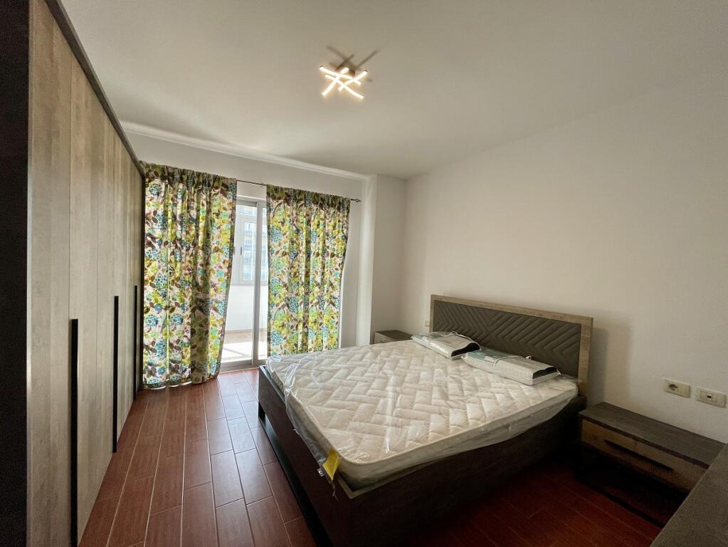 Jepet me QIRA apartament 2+1 tek Qendra "Kristal", Komuna e Parisit