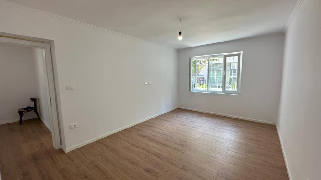 Apartment 2+1 for sale at Vorri i Bomit.