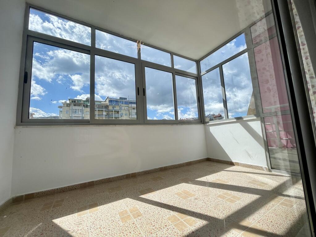 Jepet me QIRA apartament 2+1 tek Qendra "Kristal", Komuna e Parisit