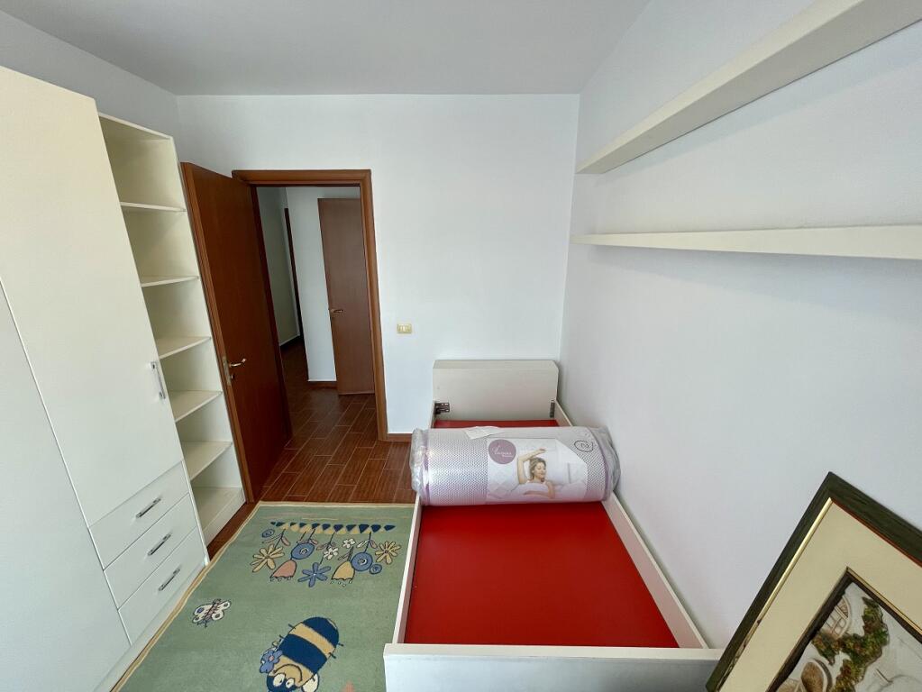 Jepet me QIRA apartament 2+1 tek Qendra "Kristal", Komuna e Parisit