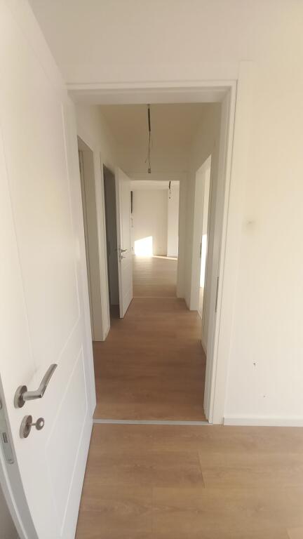Ambient Zyre Per Qira | Lakeview Residence