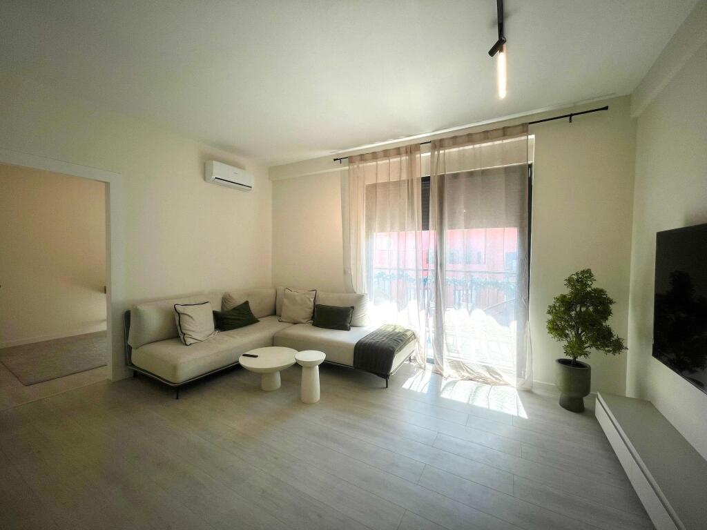 Appartamento + Parcheggio - In Affitto - Kodra e Diellit