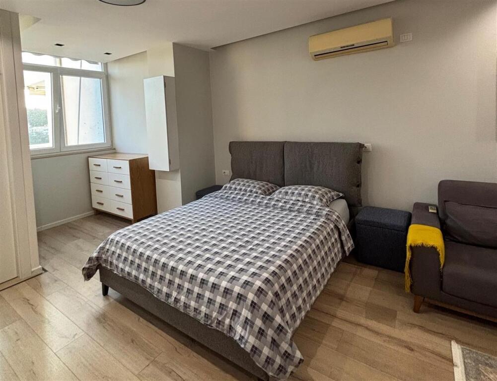 A studio apartment is available for rent at Vilat Gjermane.