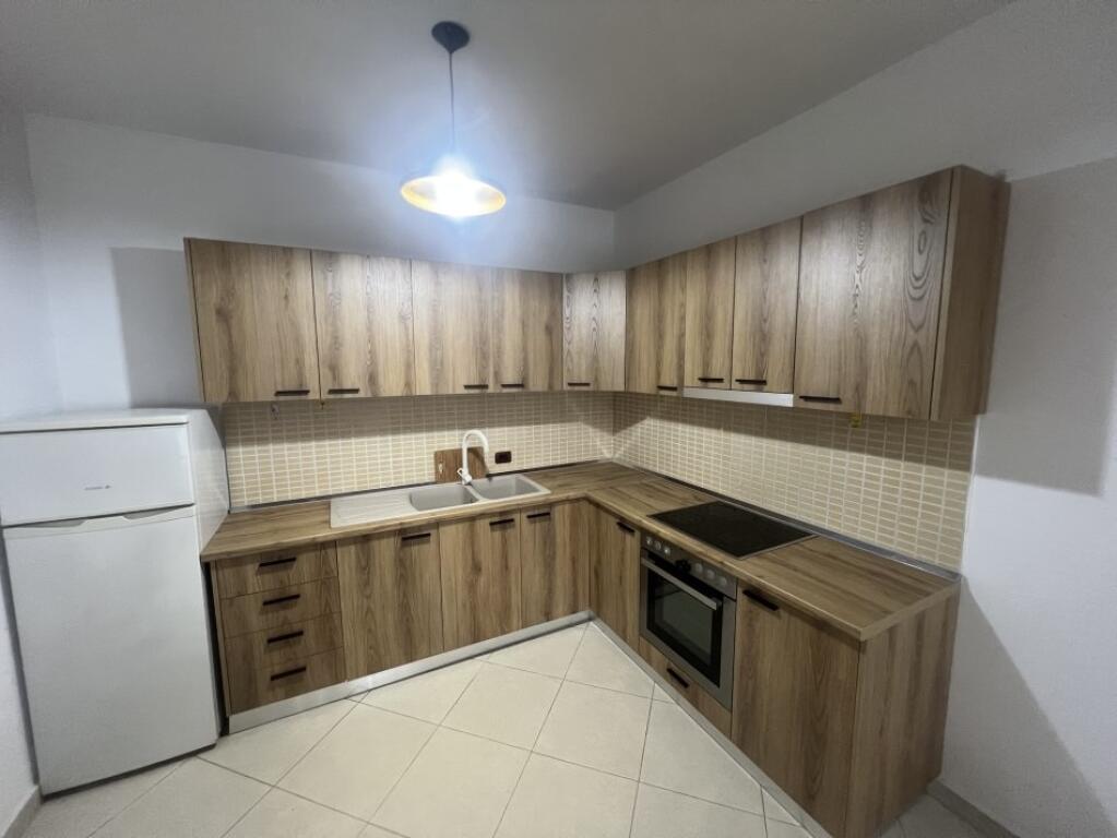 Jepet apartmanet 2+1+2 me qera ne Astir , re loni ligori