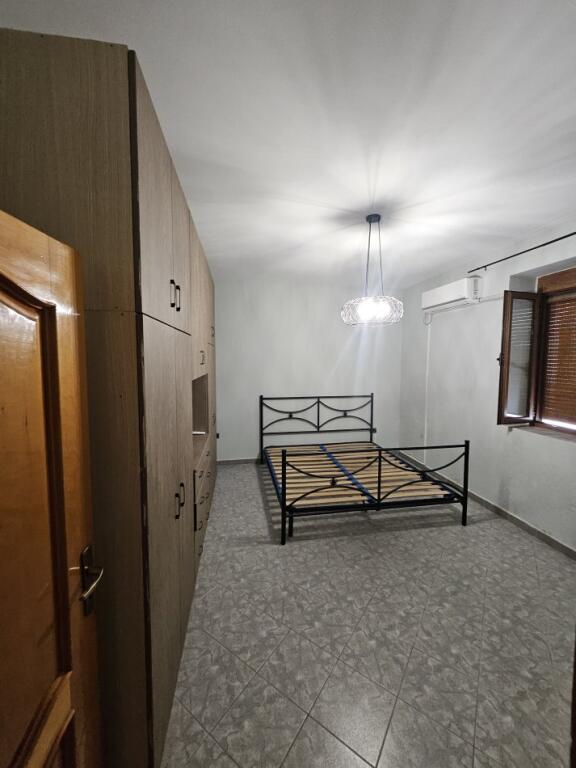 Jepet kati 1 i nje shtepie private 3+1+verande+parkim me qera pas Mesdhetarit , perballe vasil shantos
