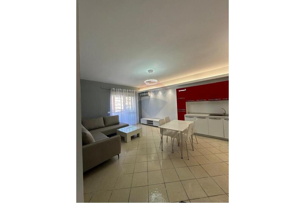 Shitet apartament 1+1+ garazhd.
