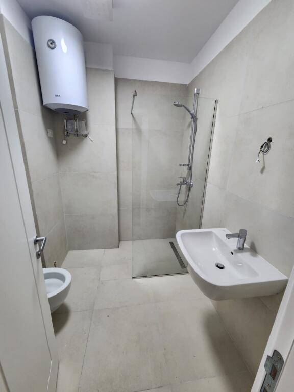 Jepet Apartament 2+1+2 me Qera Tek Stadiumi Air Albania