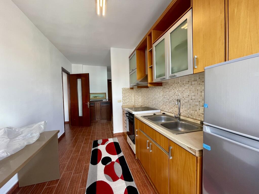 Jepet me QIRA apartament 2+1 tek Qendra "Kristal", Komuna e Parisit