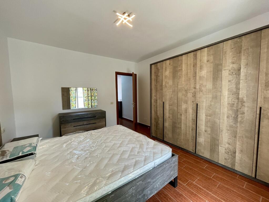 Jepet me QIRA apartament 2+1 tek Qendra "Kristal", Komuna e Parisit