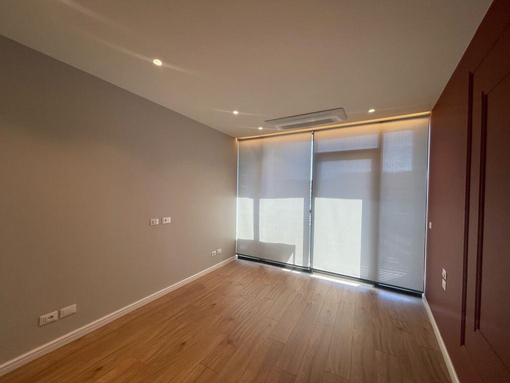 Jepet me qira zyre 2+1 tek Lake View Residence