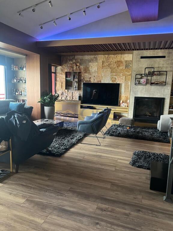 Jepet apartament penthouse 4+1 tek Liqeni i Thate