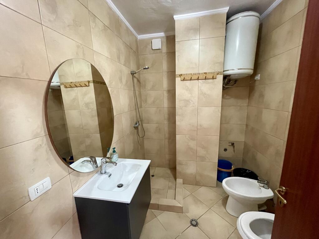 Jepet me QIRA apartament 2+1 tek Qendra "Kristal", Komuna e Parisit