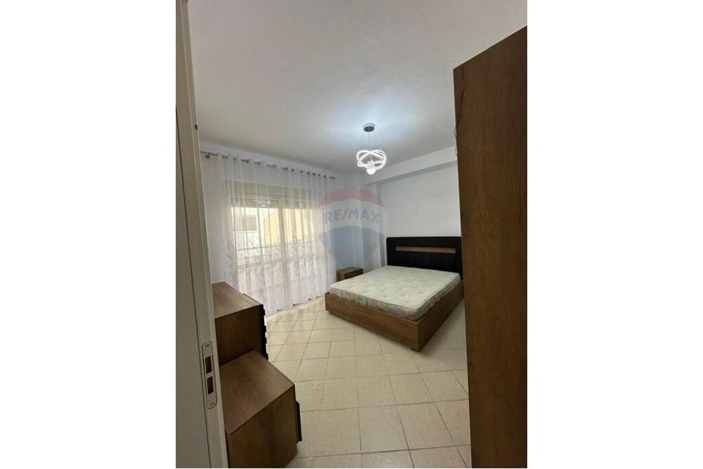 Shitet apartament 1+1+ garazhd.
