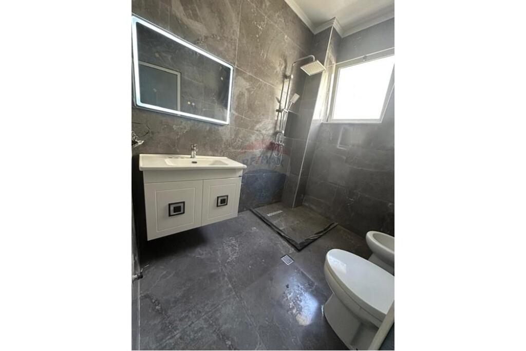 Shitet apartament 1+1+ garazhd.