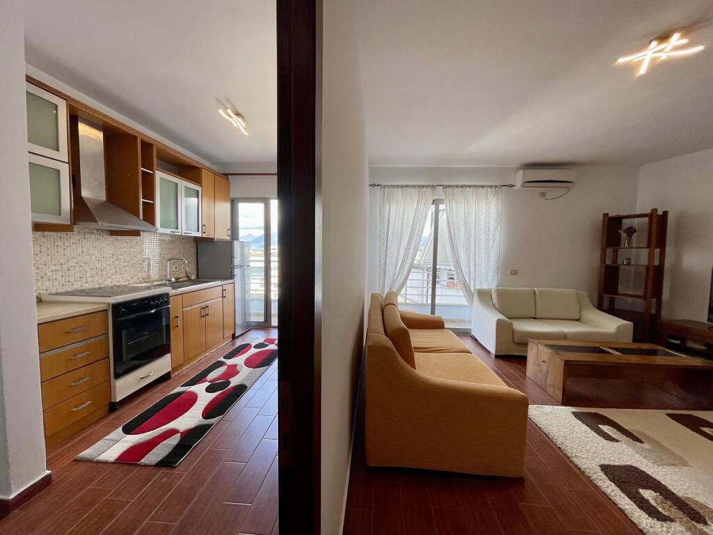 Jepet me QIRA apartament 2+1 tek Qendra "Kristal", Komuna e Parisit