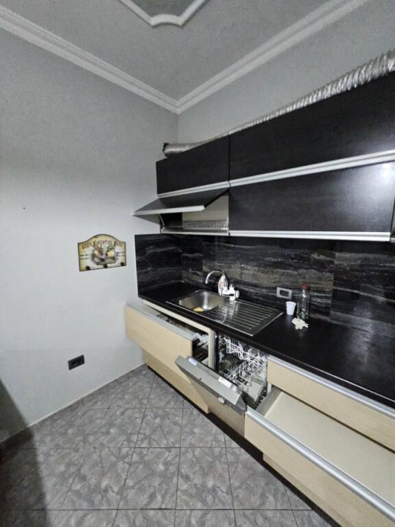 Jepet kati 1 i nje shtepie private 3+1+verande+parkim me qera pas Mesdhetarit , perballe vasil shantos