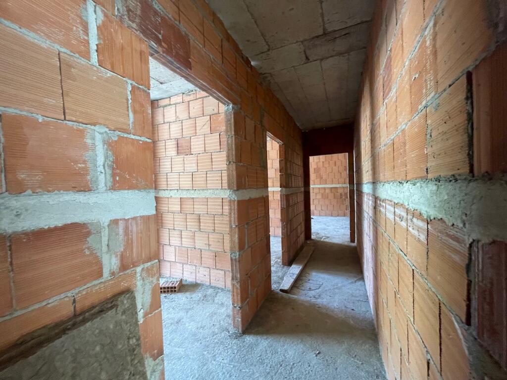 SHITET apartament 2+1+PARKIM në kompleks modern pranë Liqenit të Thatë