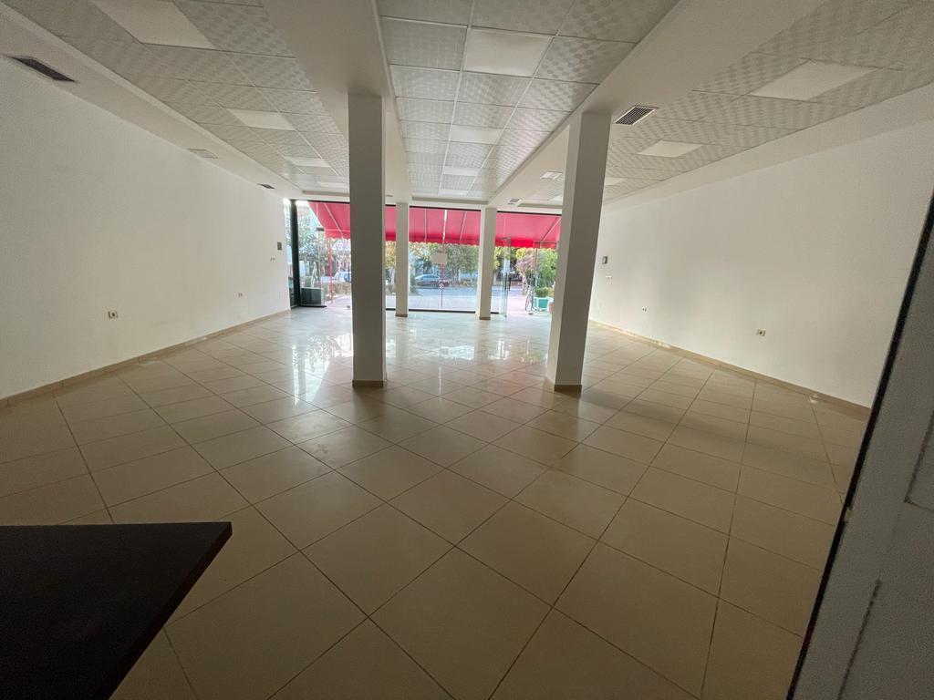 In Affitto – Unità Commerciale vicino alla Scuola “24 Maji”, Valona