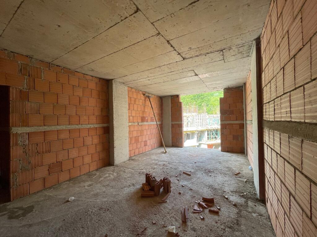 SHITET apartament 2+1+PARKIM në kompleks modern pranë Liqenit të Thatë
