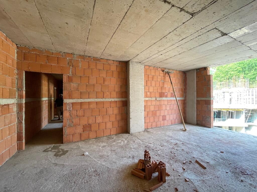 SHITET apartament 2+1+PARKIM në kompleks modern pranë Liqenit të Thatë