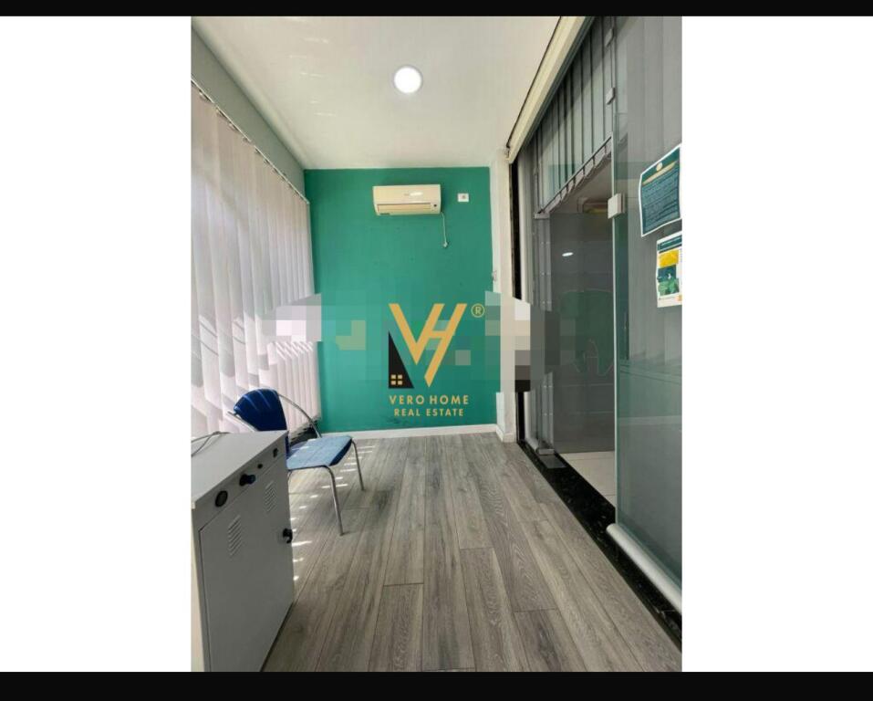 AFFITTASI NEGOZIO DI 37M2 IN VIA 4 MARTIRI A 400 EURO