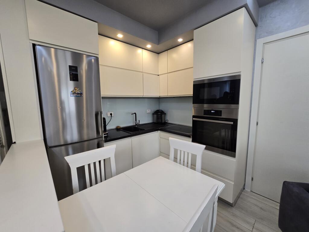 Vendesi appartamento 2+1 con veranda nel complesso Alba.