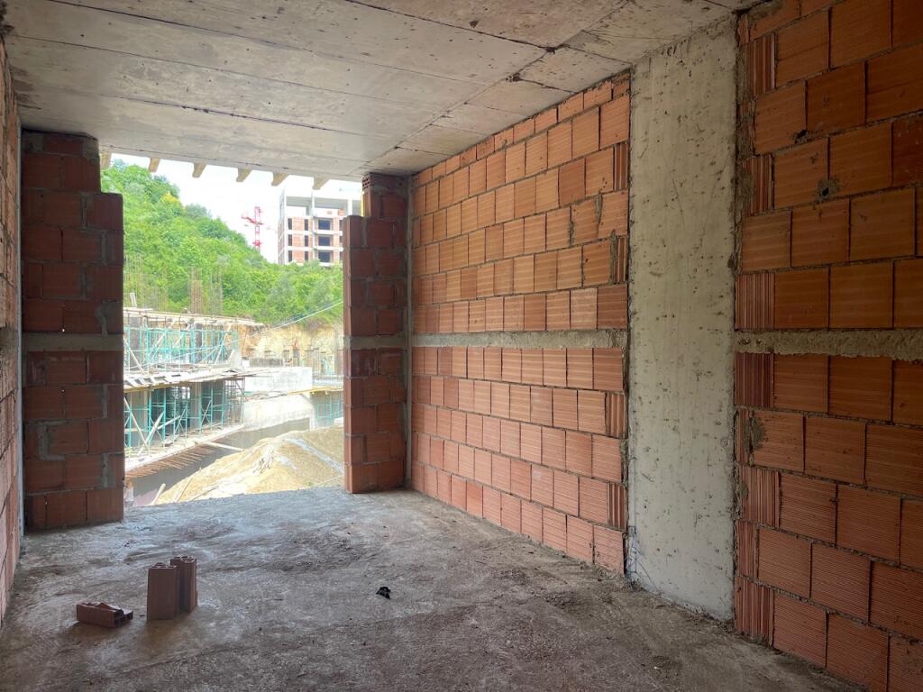 SHITET apartament 2+1+PARKIM në kompleks modern pranë Liqenit të Thatë