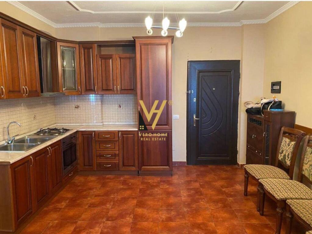 2+1 apartment for rent in Komuna e Parisit for 500 euros.