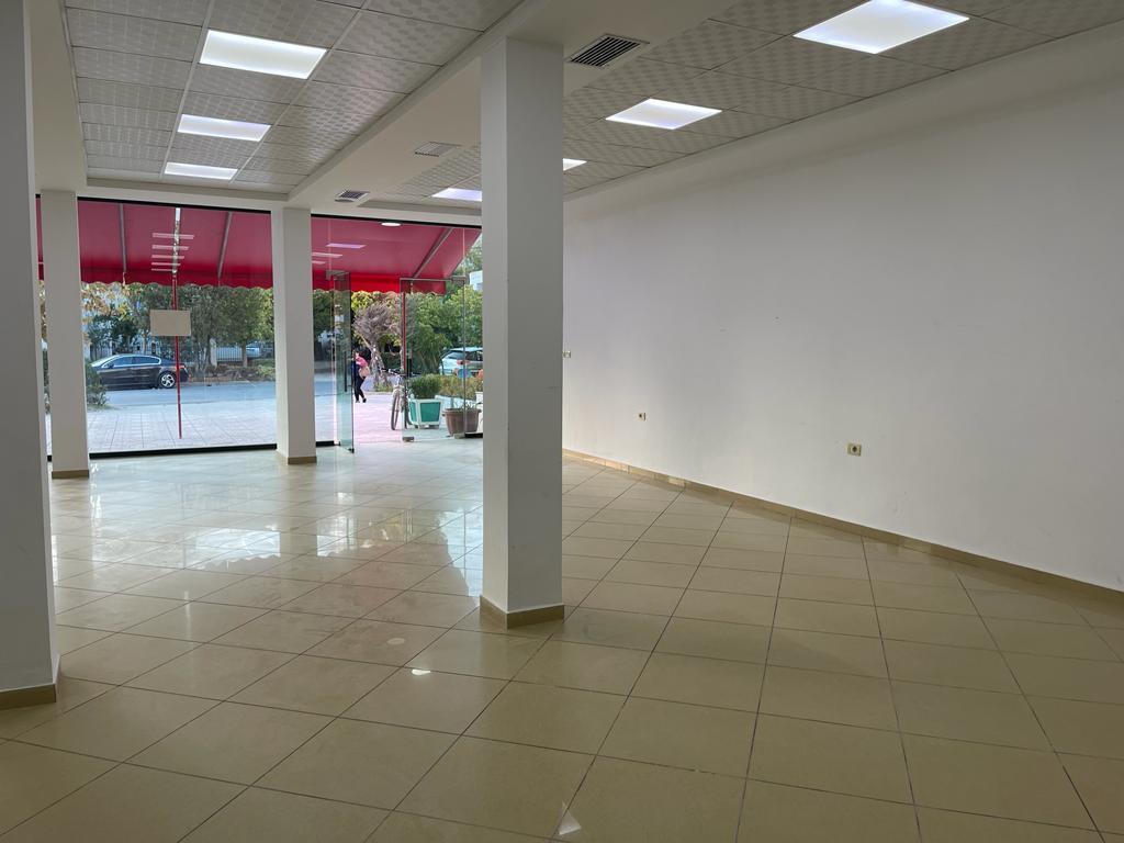 In Affitto – Unità Commerciale vicino alla Scuola “24 Maji”, Valona