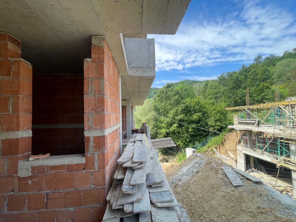 SHITET apartament 2+1+PARKIM në kompleks modern pranë Liqenit të Thatë