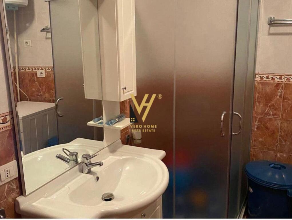 2+1 apartment for rent in Komuna e Parisit for 500 euros.