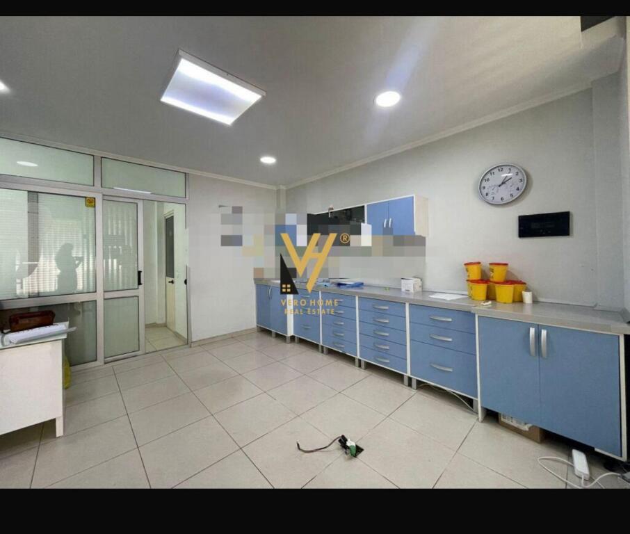 AFFITTASI NEGOZIO DI 37M2 IN VIA 4 MARTIRI A 400 EURO