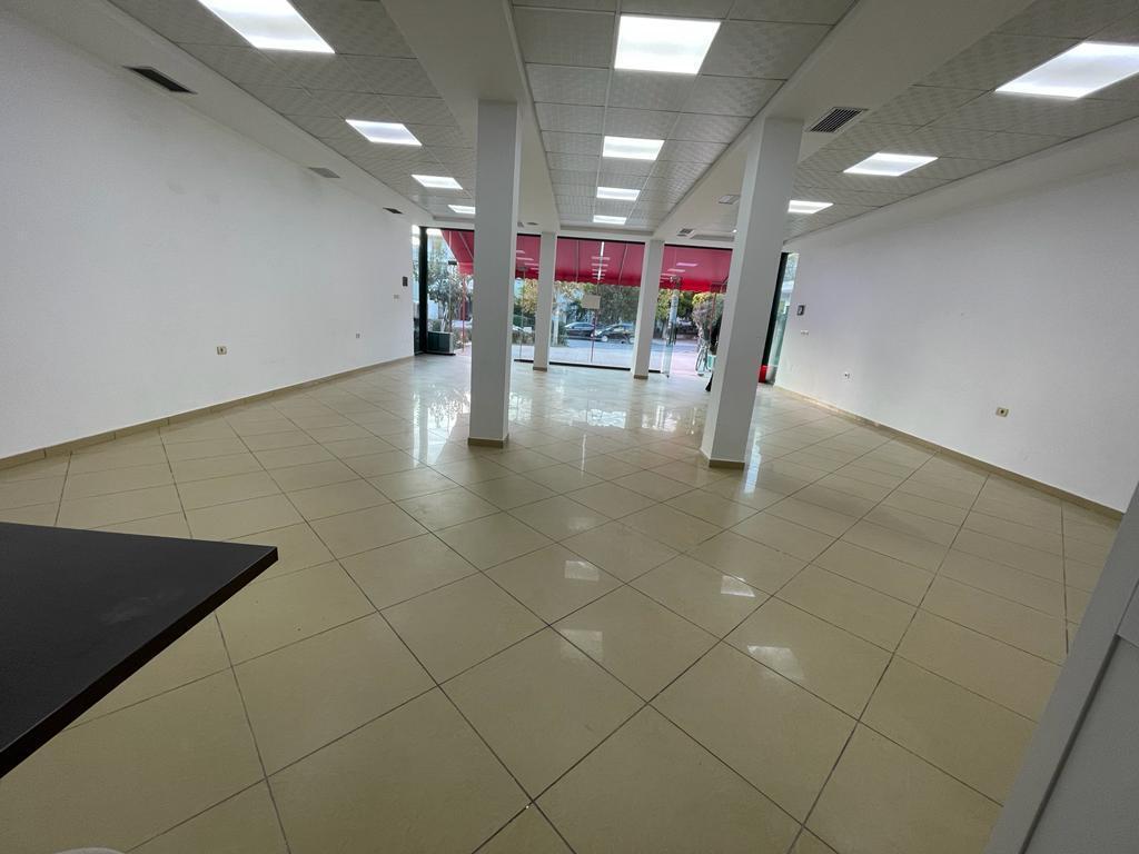 In Affitto – Unità Commerciale vicino alla Scuola “24 Maji”, Valona