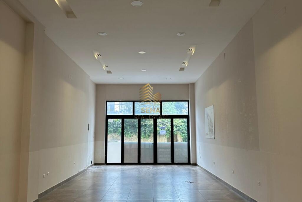 Qera, Ambient Biznesi , 21 Dhjetori, 900 Euro/Muaj-0692086212