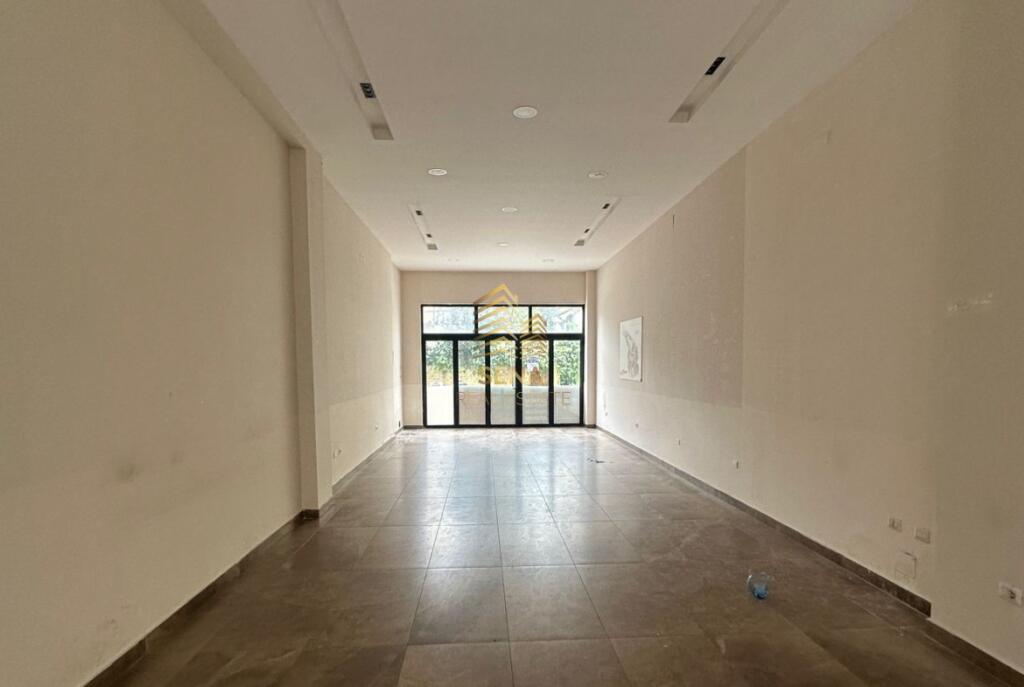 Qera, Ambient Biznesi , 21 Dhjetori, 900 Euro/Muaj-0692086212