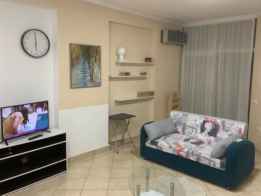 1+1 apartment for rent in the Paris Commune.
