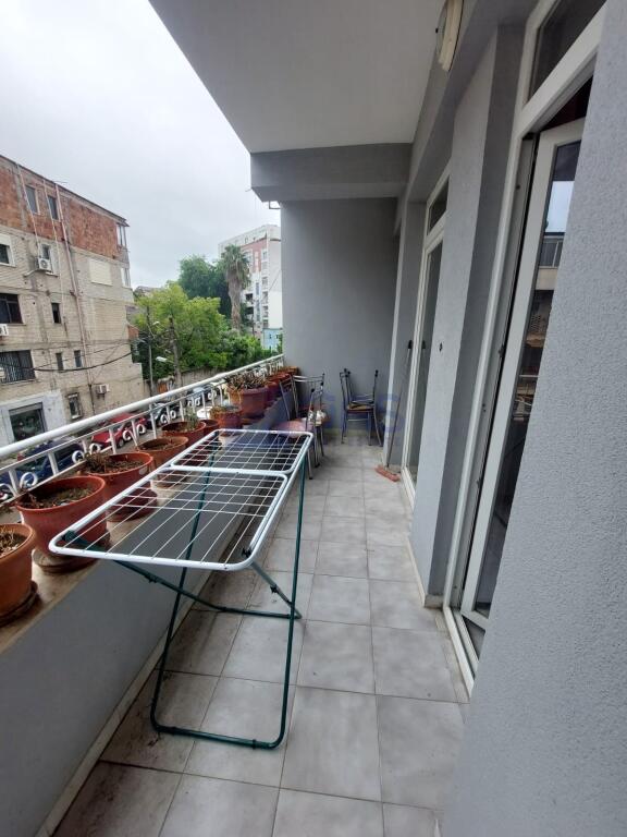 Affittasi casa privata in Via Elbasani 1350 euro.
