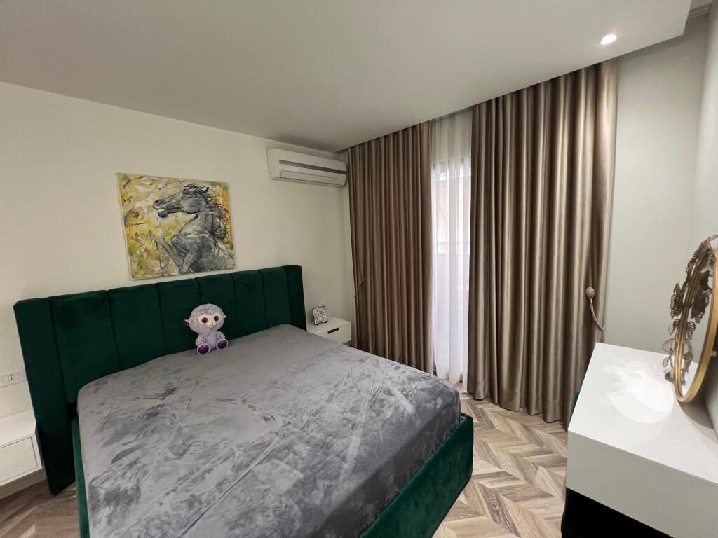 Vendesi Appartamento 3+1+2 – Via “5 Maggio”, Tirana