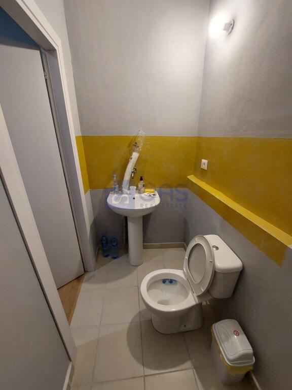 Affittasi casa privata in Via Elbasani 1350 euro.